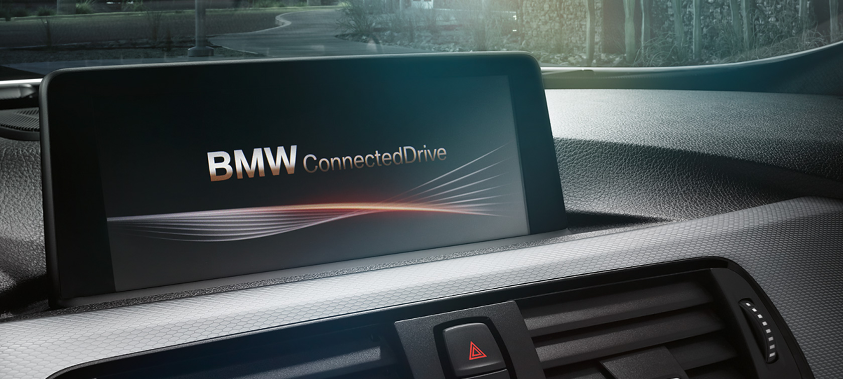 Logo BMW ConnectedDrive mostrado na tela do sistema de entretenimento Logo BMW ConnectedDrive mostrado na tela do sistema de entretenimento